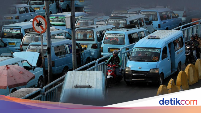 Terlalu Pemotor Terobos Rambu di Terminal Kampung Melayu  Terlalu Pemotor Terobos Rambu di Terminal Kampung Melayu