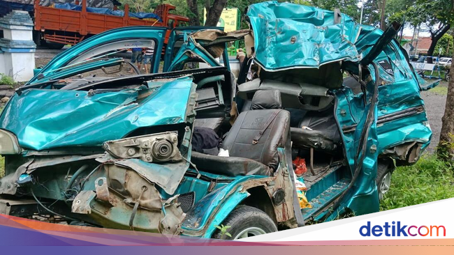 Truk Tabrak Mobil di Hutan Baluran 2 Tewas 9 Luka Truk Tabrak Mobil di Hutan Baluran 2 Tewas 9 Luka