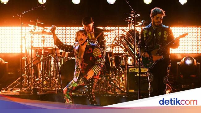 Anthony Kiedis, chanteur des Red Hot Chilli Peppers, se détend à Mentawai