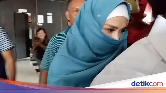 Hampir 3 5 Jam Mulan Besuk Dhani Di Rutan Medaeng