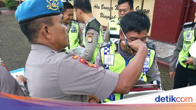  Rambut  Berantakan Polantas di Maros Dicukur Propam