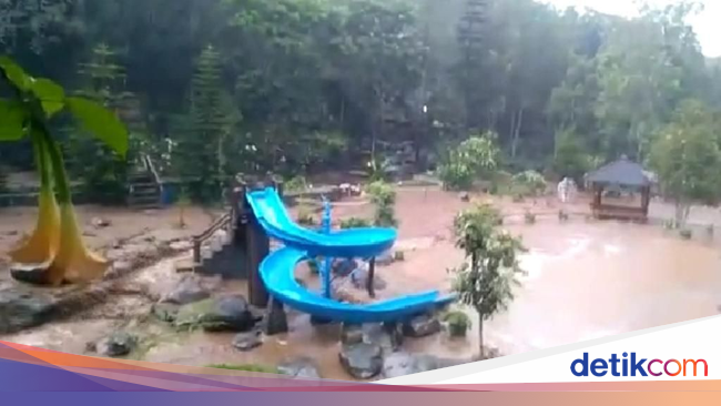 Sungai Cigeureuh Bandung  Meluap Terjang Rumah  dan Objek Wisata Sungai Cigeureuh Bandung  Meluap Terjang Rumah  dan Objek Wisata