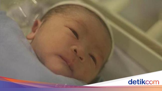 Ulang Tahun Pernikahan, Selvi Kitty Dikasih Hadiah Anak 