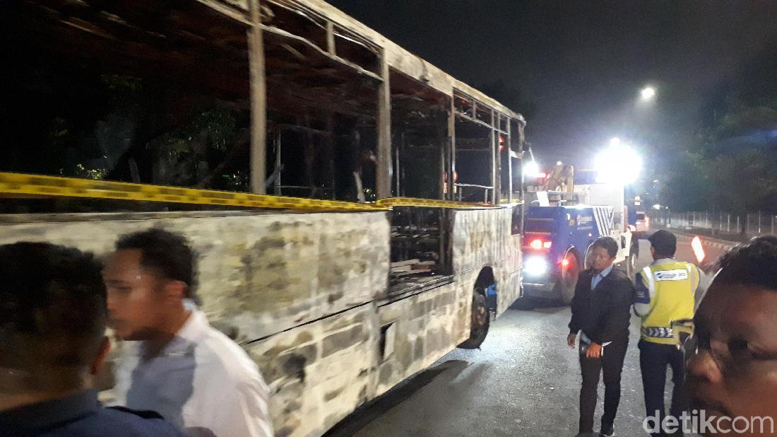 Dipasangi Garis Polisi, Bus TransJ Yang Terbakar Dievakuasi