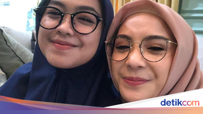 Ketika Nagita Slavina Pakai Hijab Ala Ria Ricis, Mirip?