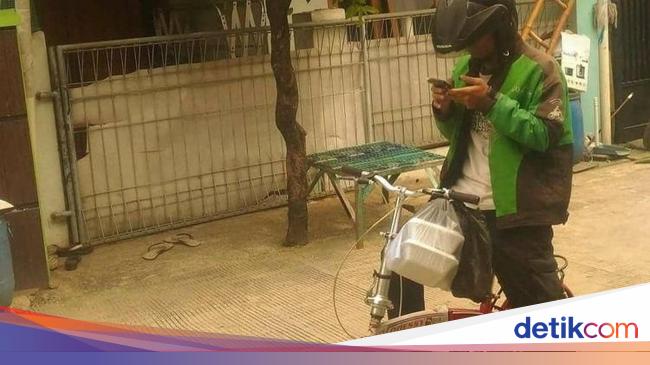 Terjang Banjir hingga Naik Sepeda, Ini Kisah Driver Ojol 