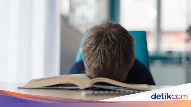 Terlalu Emosi Ajari PR Anak, Ibu Ini Kena Serangan Jantung