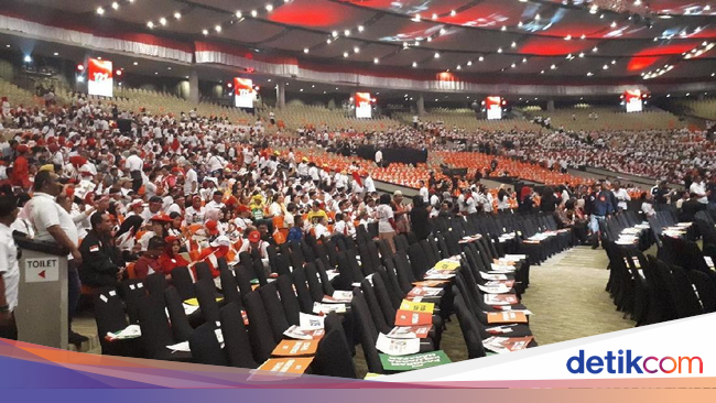 Massa Konvensi Rakyat Jokowi Mulai Padati SICC Massa Konvensi Rakyat Jokowi Mulai Padati SICC