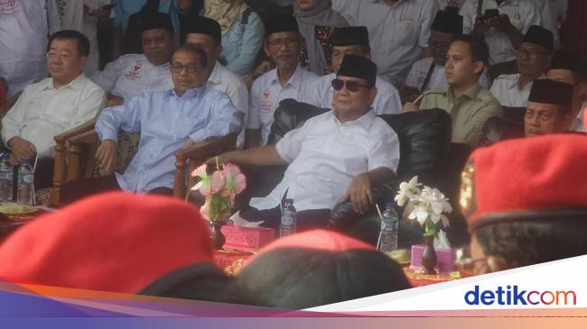 Pengasuh Ponpes Sunan Drajat Dukung Prabowo Mudah Mudahan Jadi Presiden Pengasuh Ponpes Sunan Drajat Dukung Prabowo Mudah Mudahan Jadi Presiden