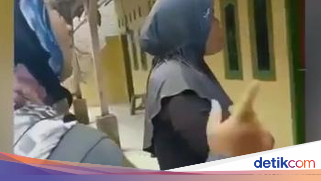 Polisi Selidiki Pihak Lain di Balik Aksi 3 Emak PEPES di Karawang - detikNews