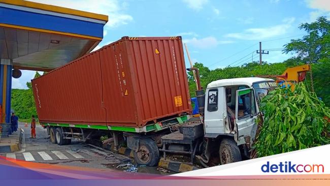 Truk Trailer Tabrak Empat Mobil yang Sedang Antre di Pintu Truk Trailer Tabrak Empat Mobil yang Sedang Antre di Pintu