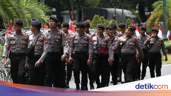 Dinaikkan Jokowi Gaji Polisi Paling Rendah Jadi Rp 1 6 Juta