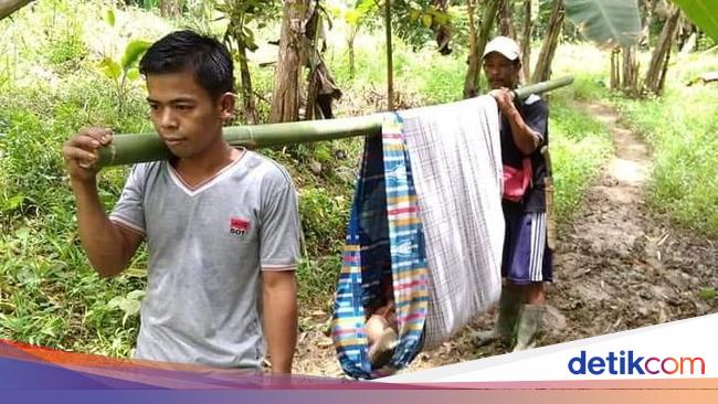 Bu Bupati Wargamu Jalan Kaki Tandu Orang Sakit Pakai Bu Bupati Wargamu Jalan Kaki Tandu Orang Sakit Pakai