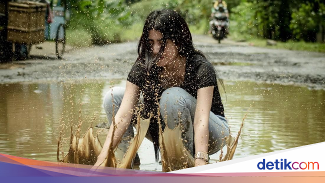 Lagi, Gadis Unyu-unyu Main Lumpur Sebagai Bentuk Protes 