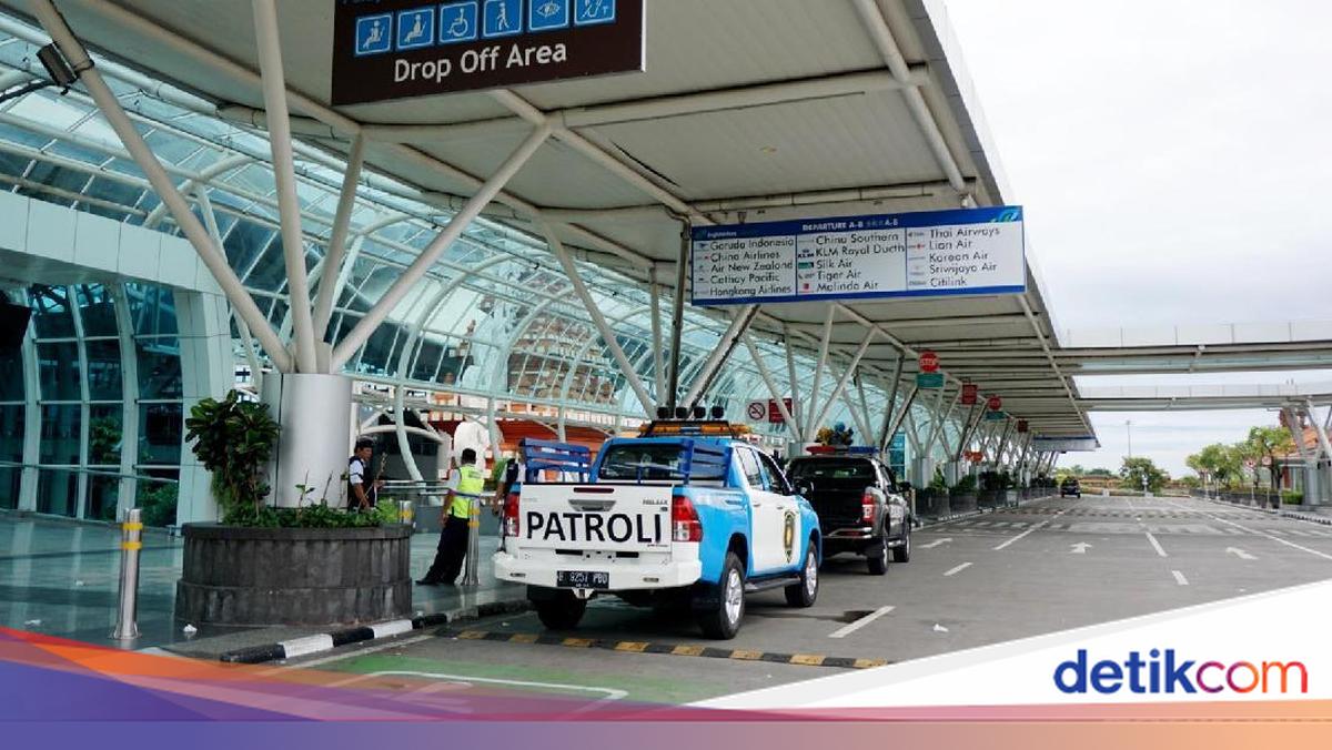 Api Muncul dari Bus di Area Bandara Ngurah Rai