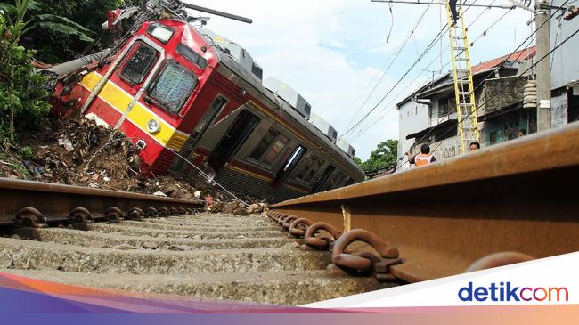 Ada Tiang Listrik Ambruk Terseret KRL yang Terguling  Ada Tiang Listrik Ambruk Terseret KRL yang Terguling