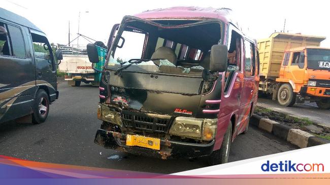 Hindari Lubang di Porong Lama Bison  Tabrak Dump Truk 