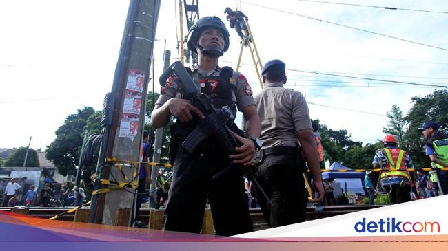Polisi Berjaga di Lokasi KRL Anjlok Jalur Jakarta Bogor Polisi Berjaga di Lokasi KRL Anjlok Jalur Jakarta Bogor