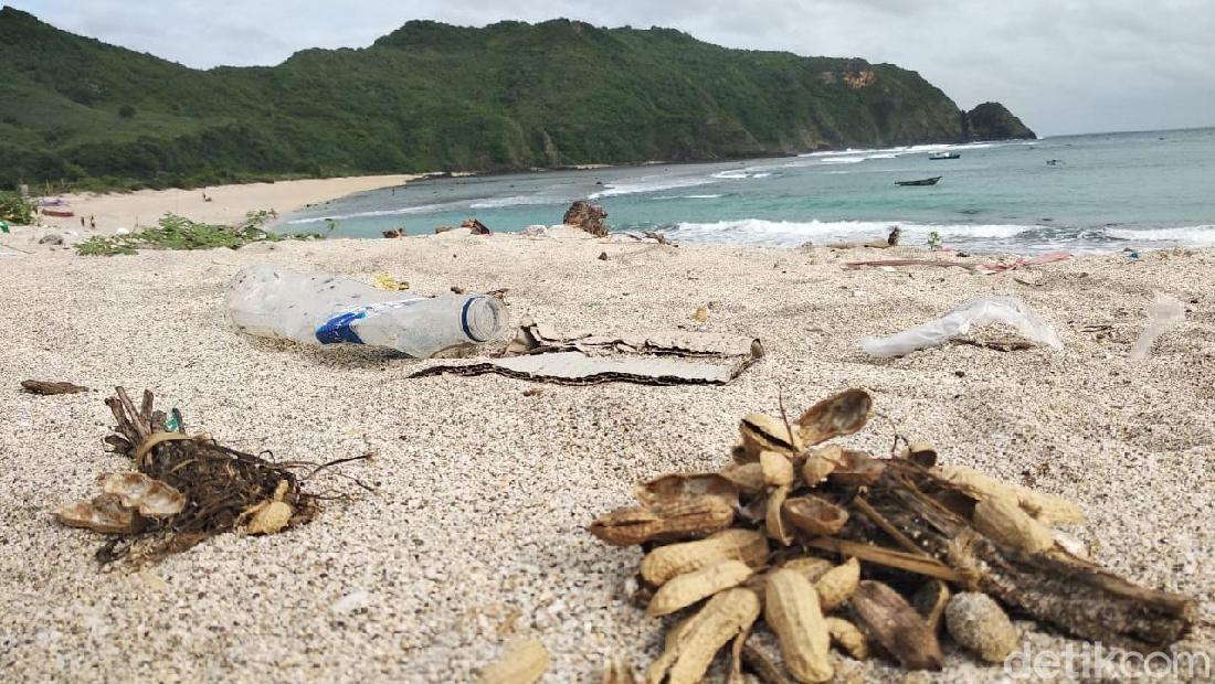 Turis Keluhkan Sampah Di Tempat Wisata Lombok