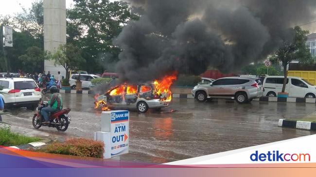 bikin panik minibus terbakar di depan