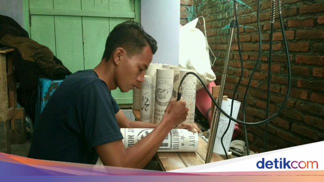 Guru Honorer di Cirebon Sulap Pipa Bekas Jadi Lampu Hias Guru Honorer di Cirebon Sulap Pipa Bekas Jadi Lampu Hias