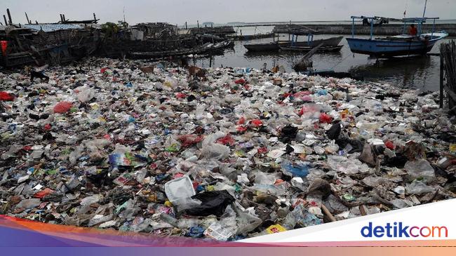 Potret Sampah Plastik Kepung Pulau Terluar Jakarta