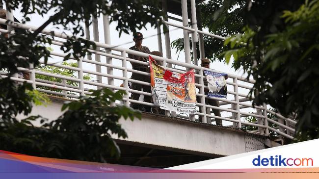 Satpol Pp Tertibkan Alat Peraga Kampanye Di Jakarta Timur 