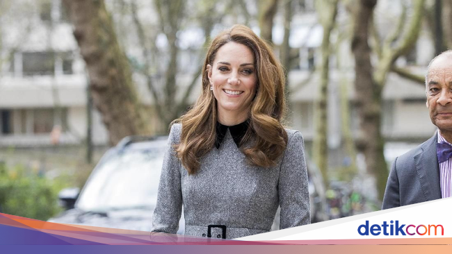 Foto Saat Putri Kerajaan Dunia Pinjam Baju dari Ibu Mereka Foto Saat Putri Kerajaan Dunia Pinjam Baju dari Ibu Mereka