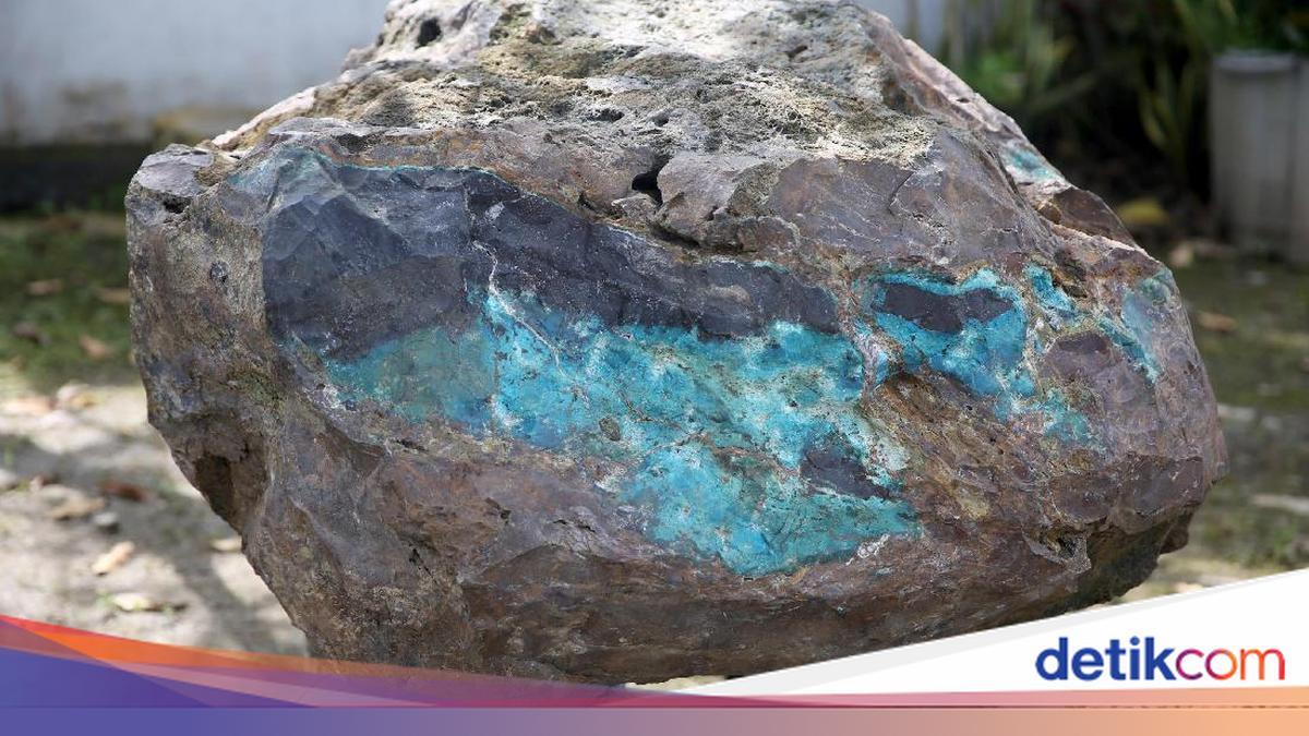 Melihat Batu Bacan 1,5 Ton di Keraton, Betul Bisa Berubah Warna?