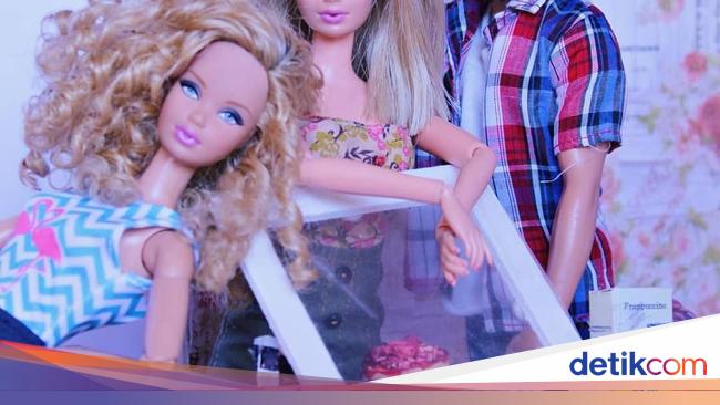 Begini Nih Jadinya Kalau Barbie Masak dan Pose Makan Cantik Begini Nih Jadinya Kalau Barbie Masak dan Pose Makan Cantik