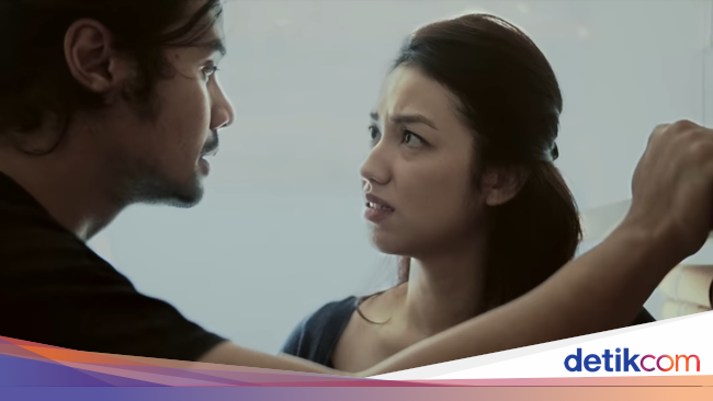 Usaha Mempertahankan Hubungan di Klip Adu Rayu Yovie, Tulus dan Glenn Usaha Mempertahankan Hubungan di Klip Adu Rayu Yovie, Tulus dan Glenn