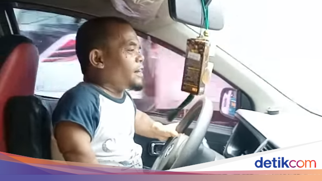 Intip Gaya Ucok  Baba  Nyetir Mobil  Sendiri