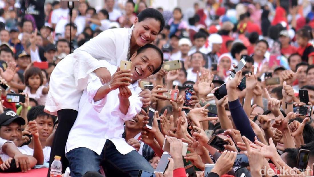 Cerita Di Balik Pose Mesra Jokowi-Iriana Di Panggung Kampanye