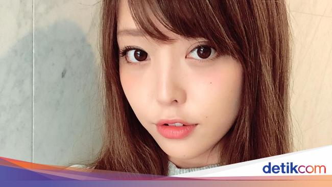 Model Jepang Ini Jadi Kontroversi, Foto Tanpa Busana dengan Ikan Kering
