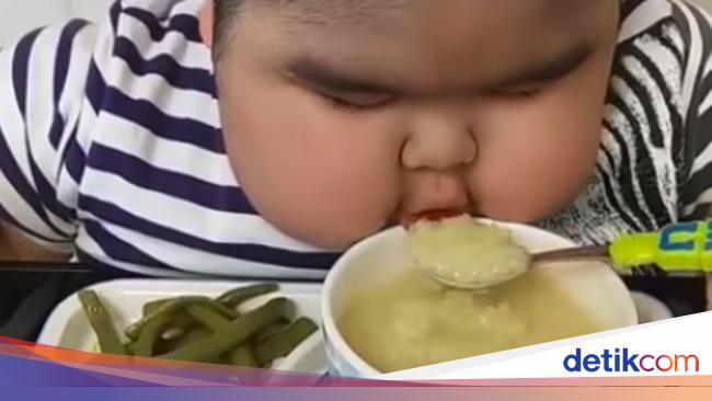 Gaya Makan Bocah Pipi Tembem Ini Bikin Gemas Netizen
