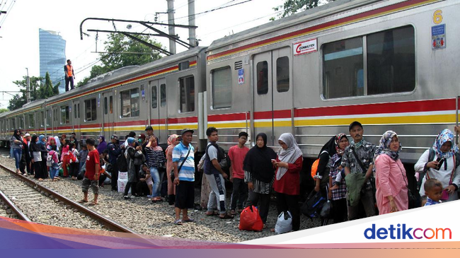 KRL Tanah Abang-Palmerah Ngadat di Kawasan Petamburan KRL Tanah Abang-Palmerah Ngadat di Kawasan Petamburan