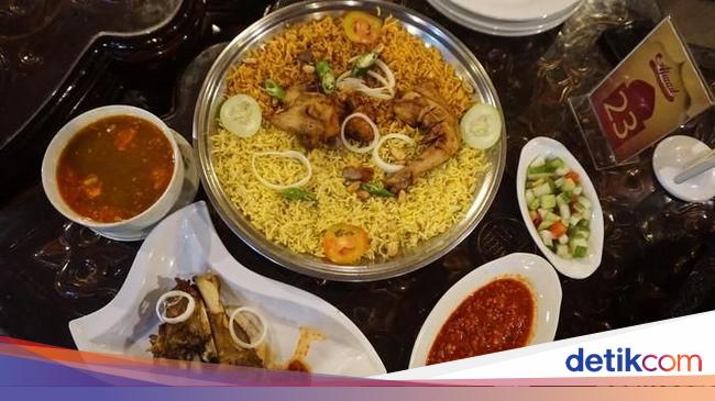 5 Tempat Makan Enak di Jakarta Timur yang Wajib Disambangi 5 Tempat Makan Enak di Jakarta Timur yang Wajib Disambangi