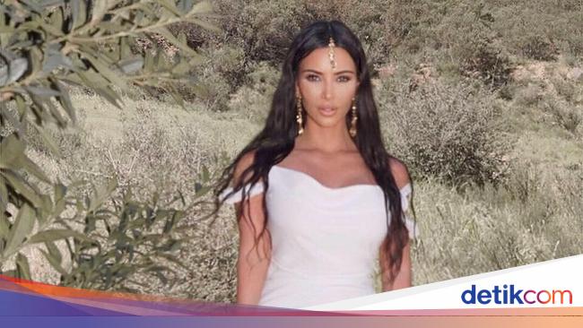 Kim Kardashian Dikritik karena Pakai Hiasan Kepala Wanita Kim Kardashian Dikritik karena Pakai Hiasan Kepala Wanita