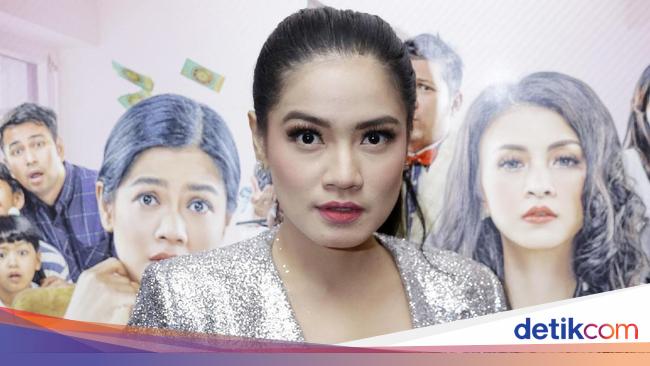 Titi Kamal Jadi Emak-emak Blink-blink