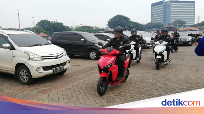 Menteri Nasir Touring Naik Motor  Listrik  di Jakarta 