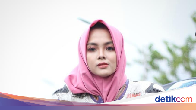 Gaya Kintan Laksana Hijabers Berbadan Mungil yang Hobi  Gaya Kintan Laksana Hijabers Berbadan Mungil yang Hobi