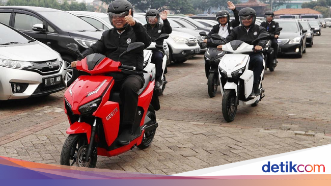 Berita Populer Menteri Nasir dan Ridwan  Kamil  Naik Motor  