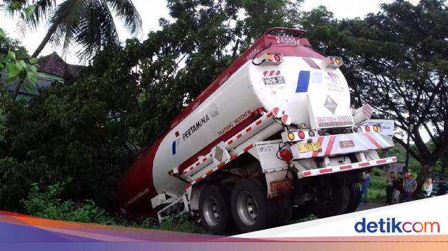  Truk  Tangki BBM Nyungsep ke  Parit di Madiun Satu Orang  Luka