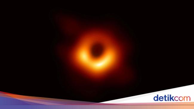 “Scientists Use AI to Sharpen Image of Black Hole M87”