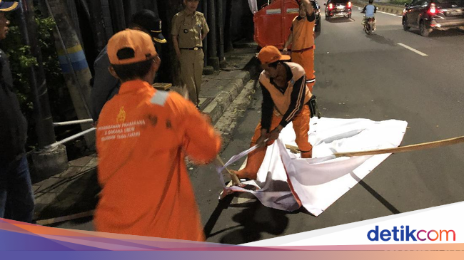 Penertiban Baliho Caleg di Mampang Pasukan Oranye Dikerahkan