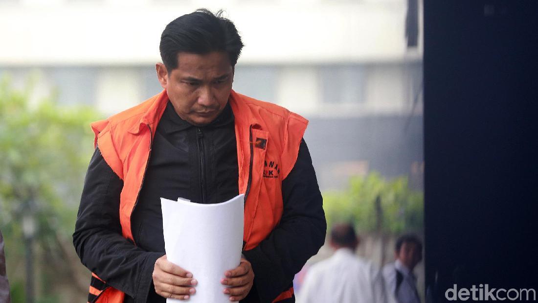 Diperiksa KPK, Bupati Meranti Ngaku Tak Kenal Bowo Sidik