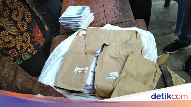Segel Rusak Petugas TPS Jatiwarna Bekasi Cek Surat Suara Segel Rusak Petugas TPS Jatiwarna Bekasi Cek Surat Suara