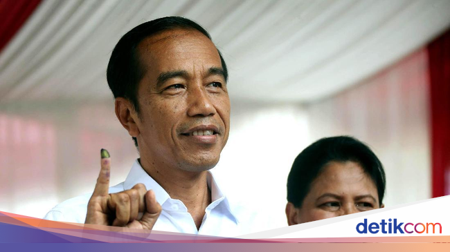  Iriana  Jokowi  Tampil Elegan dengan Blus Kebaya  Saat 