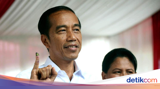 Iriana Jokowi Tampil Elegan dengan Blus Kebaya Saat Iriana Jokowi Tampil Elegan dengan Blus Kebaya Saat