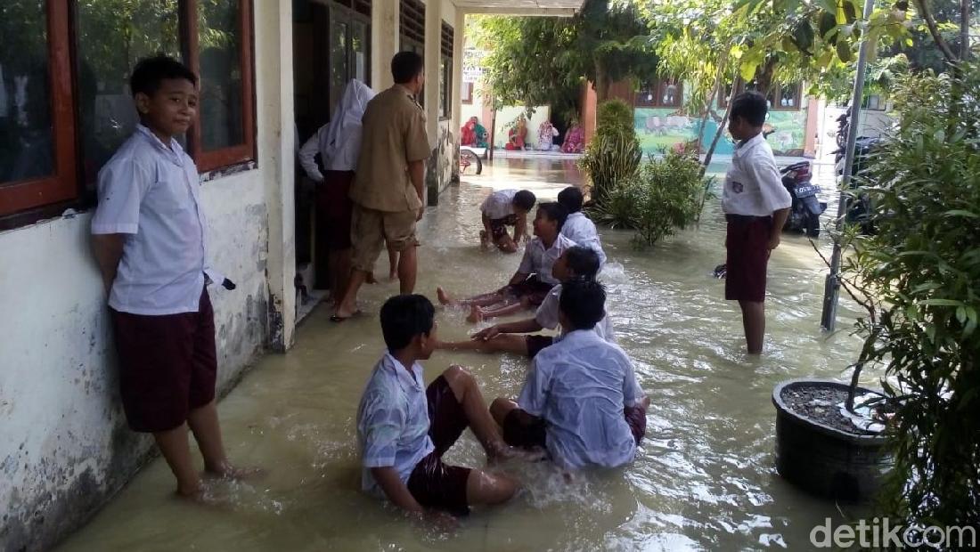 Banjir Luapan Anak Bengawan Solo Rendam Sekolah Di Lamongan